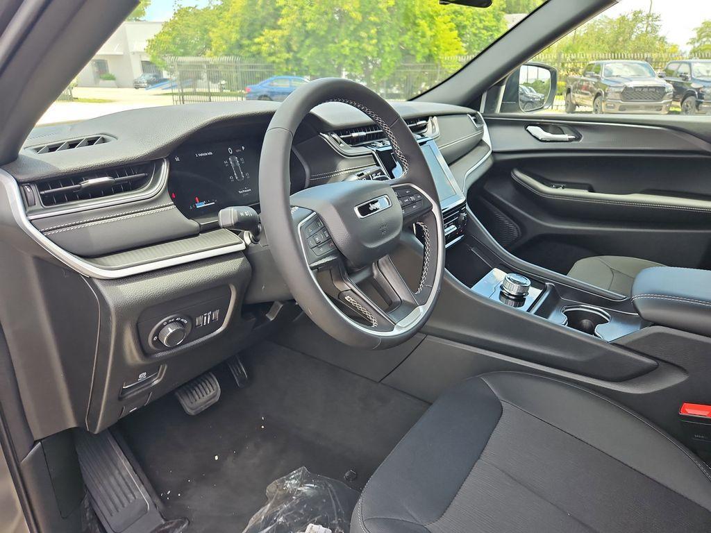 new 2025 Jeep Grand Cherokee car, priced at $35,812