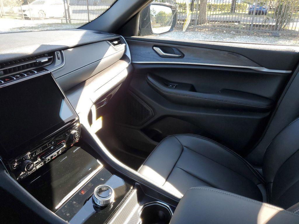 new 2025 Jeep Grand Cherokee L car, priced at $39,990
