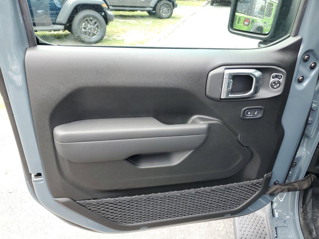 new 2025 Jeep Wrangler car, priced at $43,675