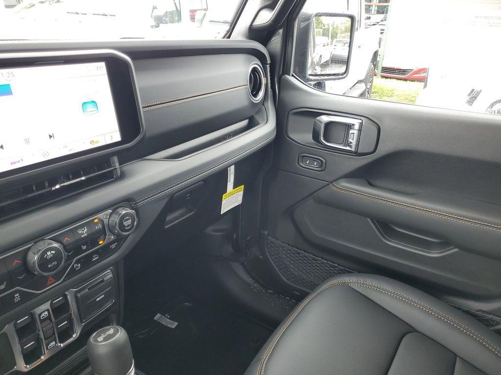 new 2025 Jeep Wrangler car, priced at $46,227