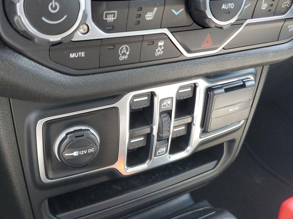 new 2025 Jeep Wrangler car, priced at $40,076
