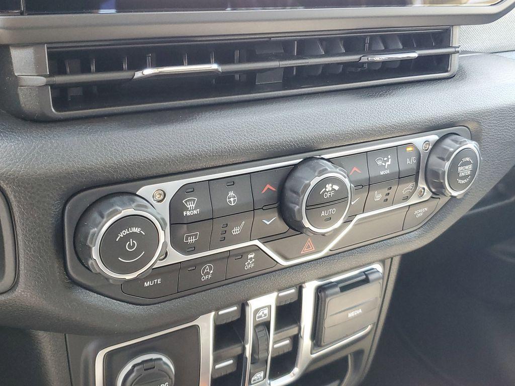 new 2025 Jeep Wrangler car, priced at $40,076