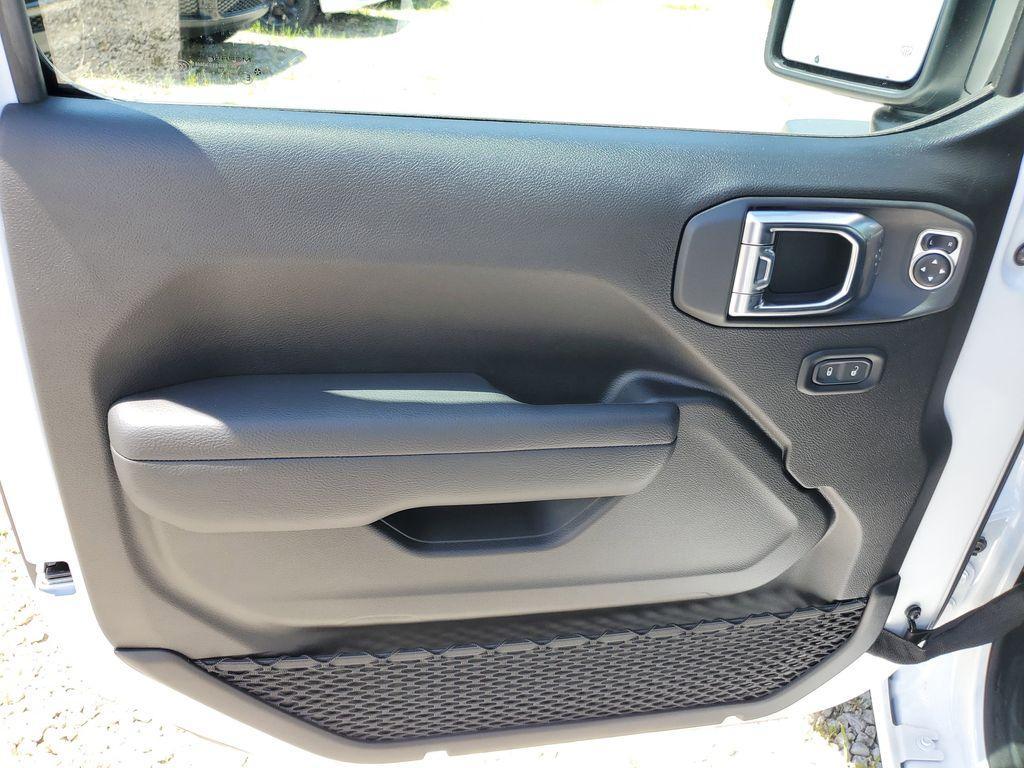 new 2025 Jeep Wrangler car, priced at $43,276