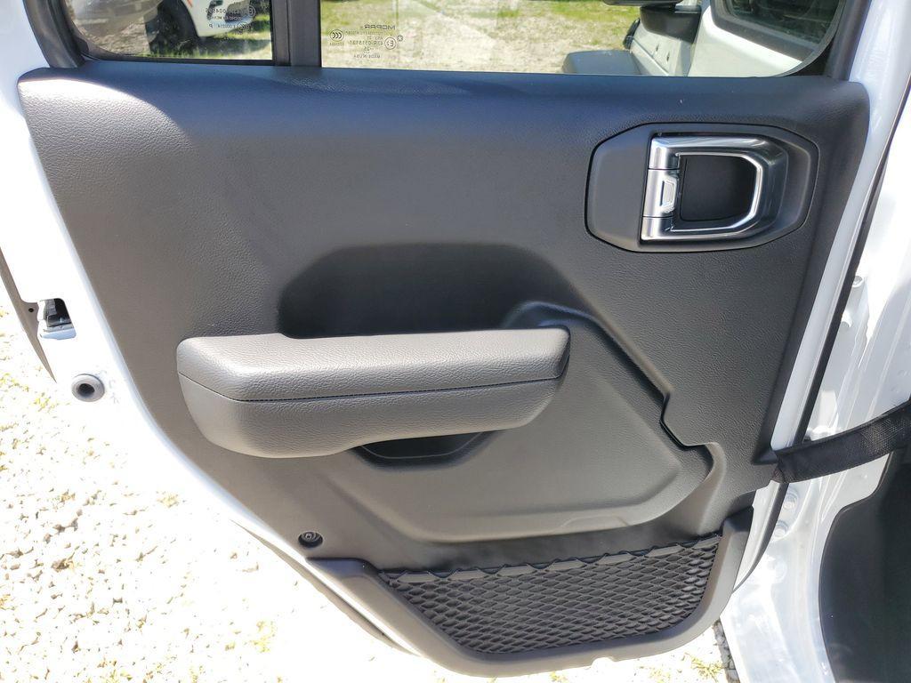 new 2025 Jeep Wrangler car, priced at $43,276