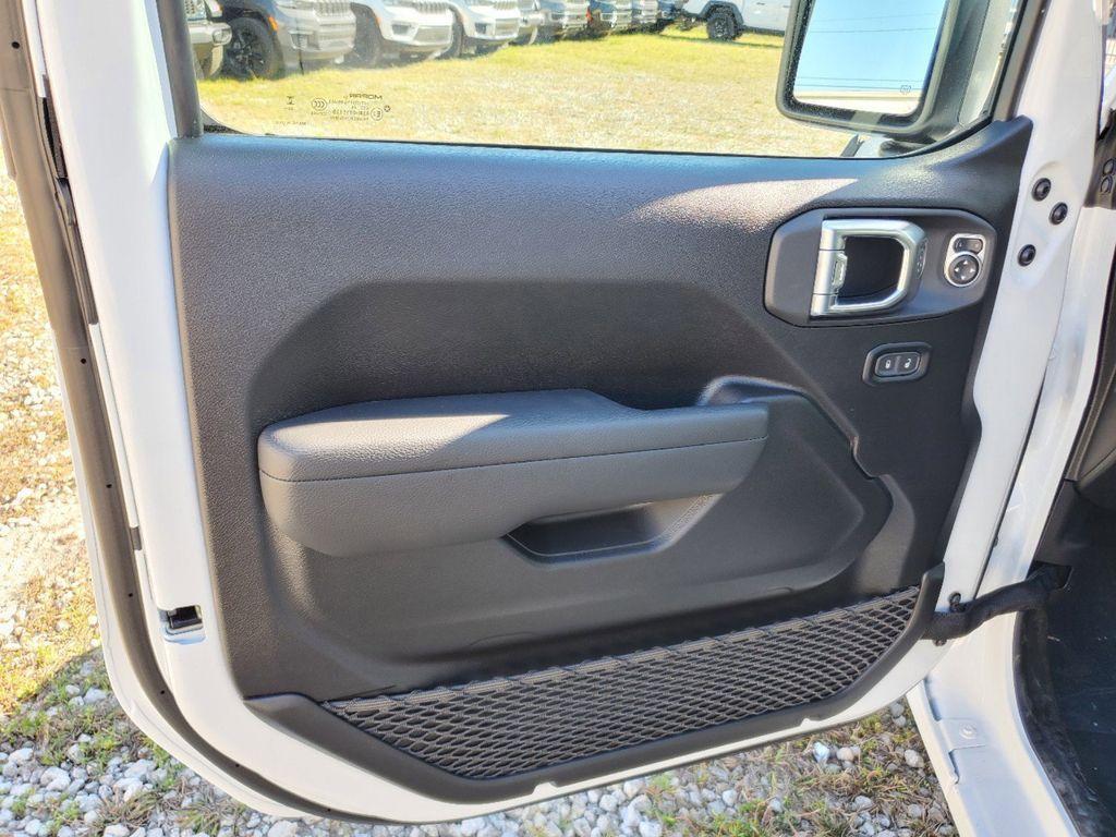 new 2025 Jeep Gladiator car, priced at $39,176