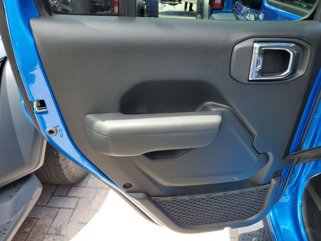 new 2025 Jeep Wrangler car, priced at $40,076