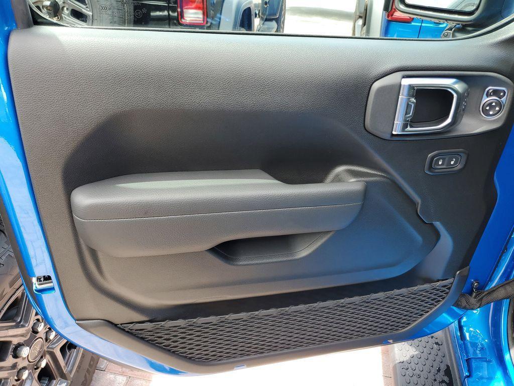new 2025 Jeep Wrangler car, priced at $40,076