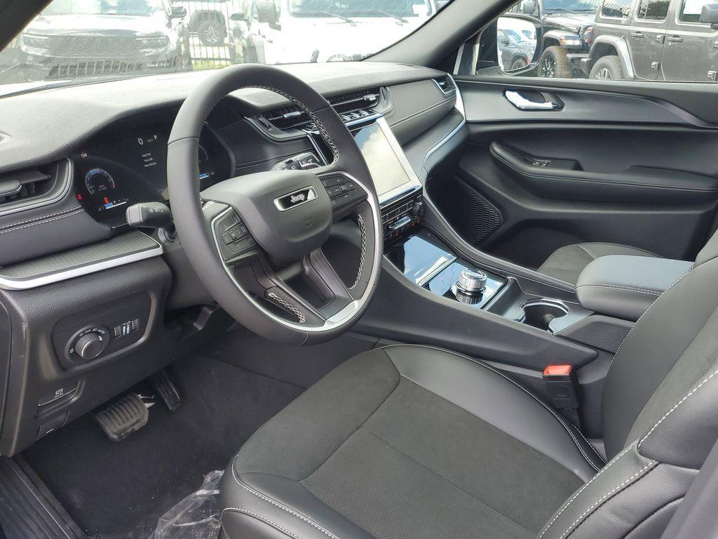 new 2025 Jeep Grand Cherokee car, priced at $33,529