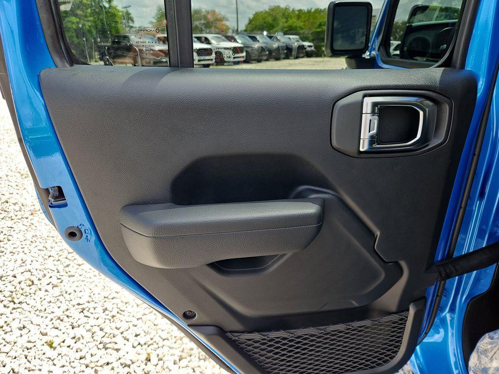 new 2025 Jeep Wrangler car, priced at $40,076