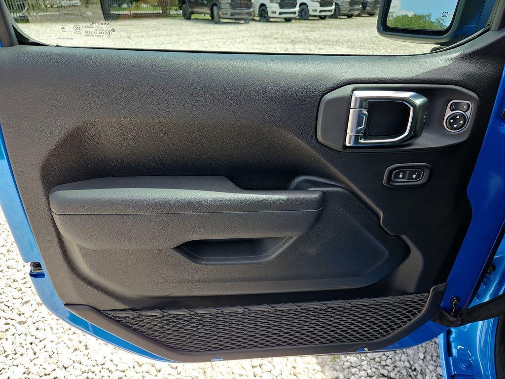 new 2025 Jeep Wrangler car, priced at $40,076