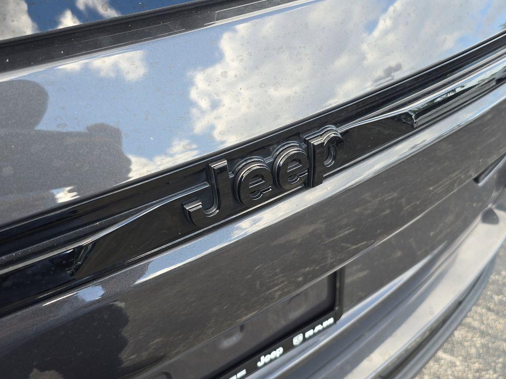 used 2022 Jeep Grand Cherokee car, priced at $28,490