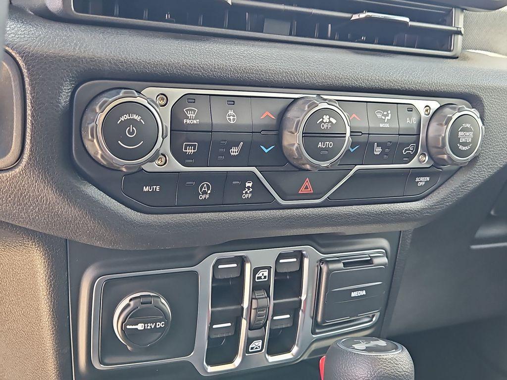 new 2025 Jeep Wrangler car, priced at $40,076