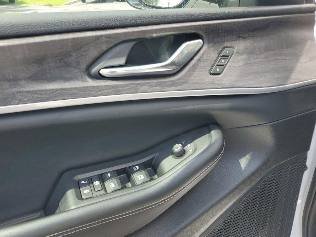 new 2025 Jeep Grand Cherokee car, priced at $32,500