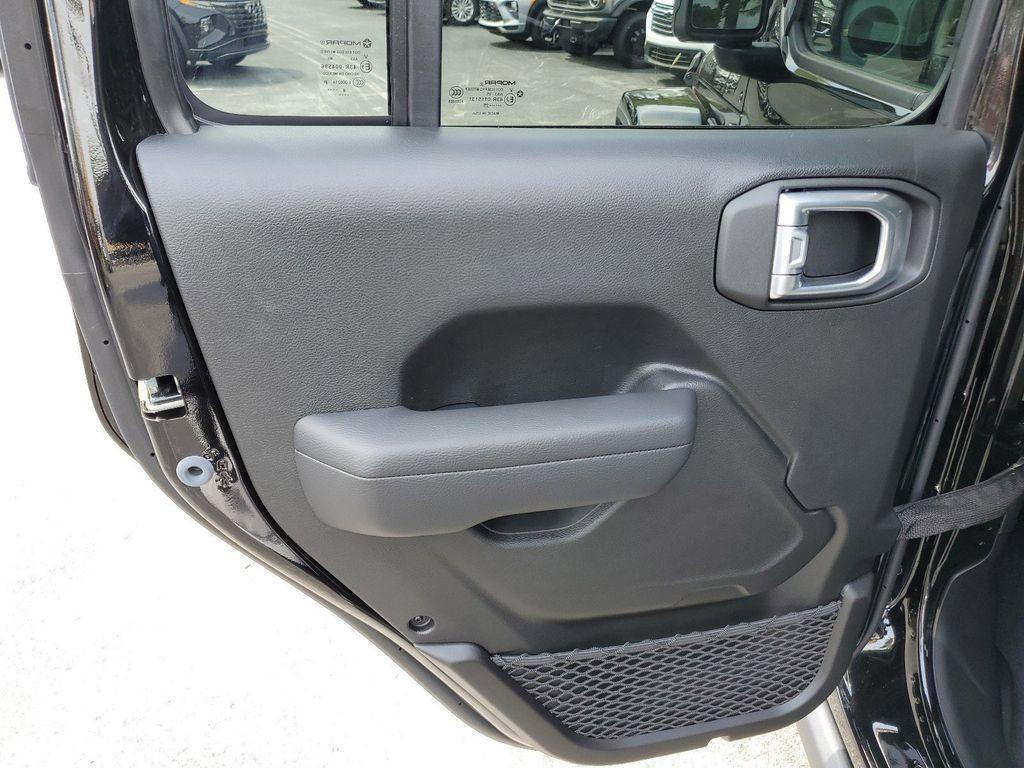 new 2025 Jeep Gladiator car, priced at $45,327