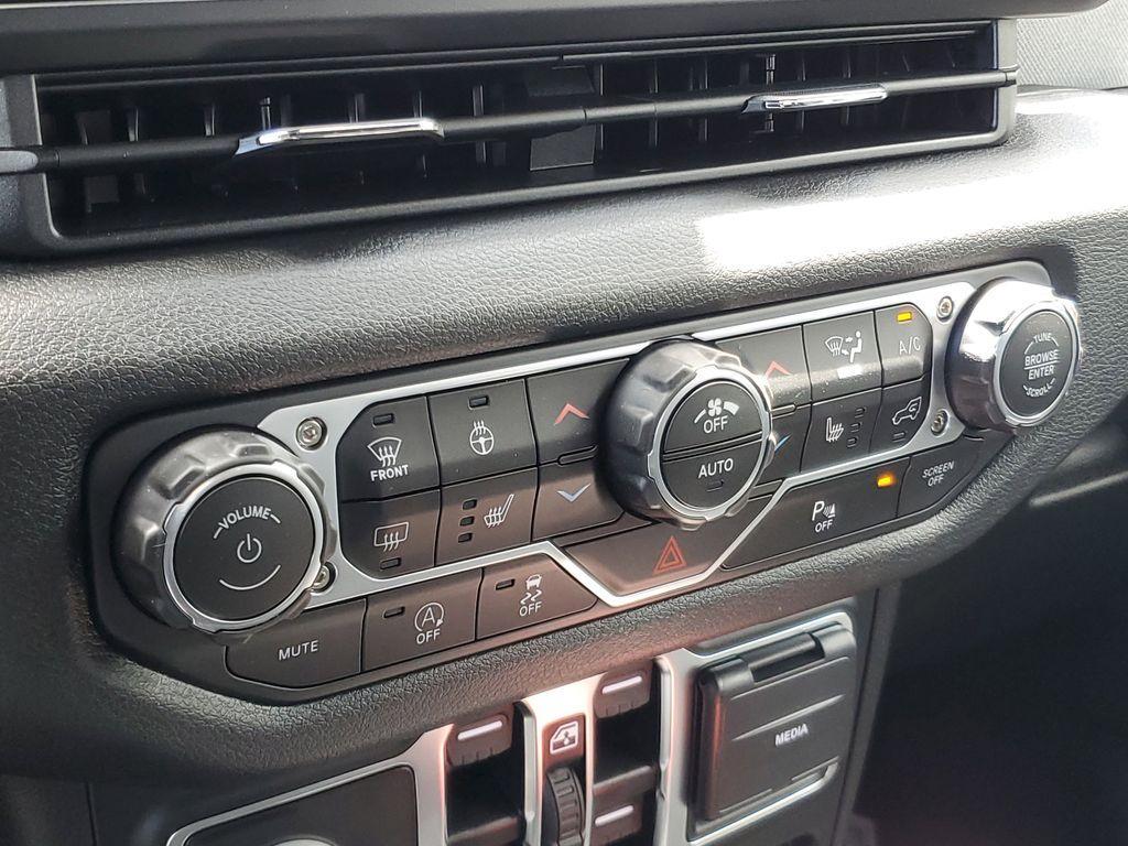 new 2025 Jeep Wrangler car, priced at $43,276
