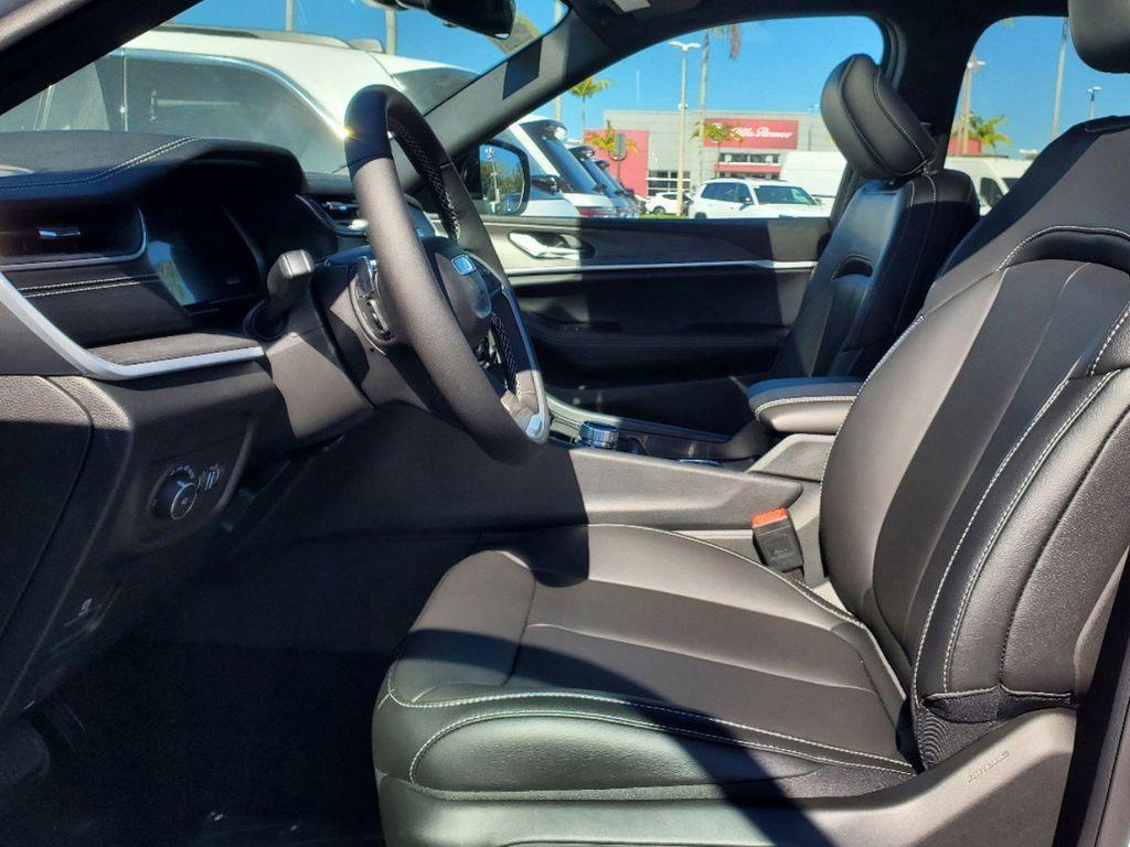 new 2025 Jeep Grand Cherokee car, priced at $41,991