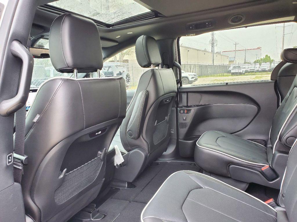 new 2025 Chrysler Pacifica car, priced at $46,790