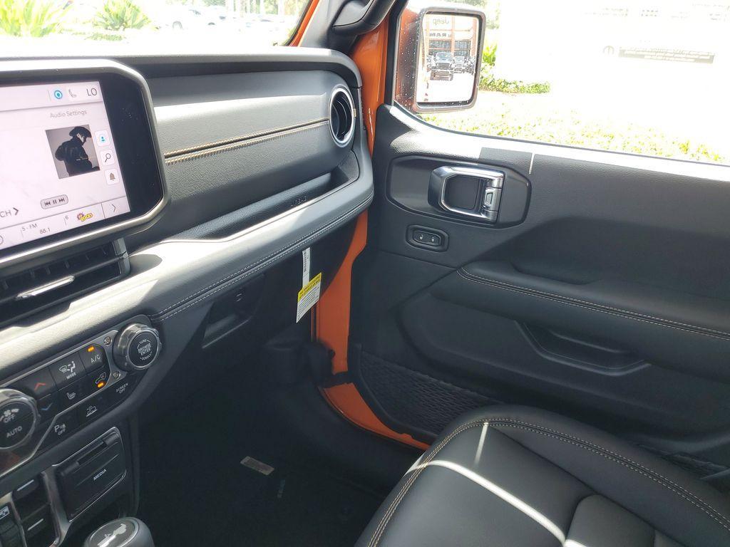 new 2025 Jeep Wrangler car, priced at $46,527