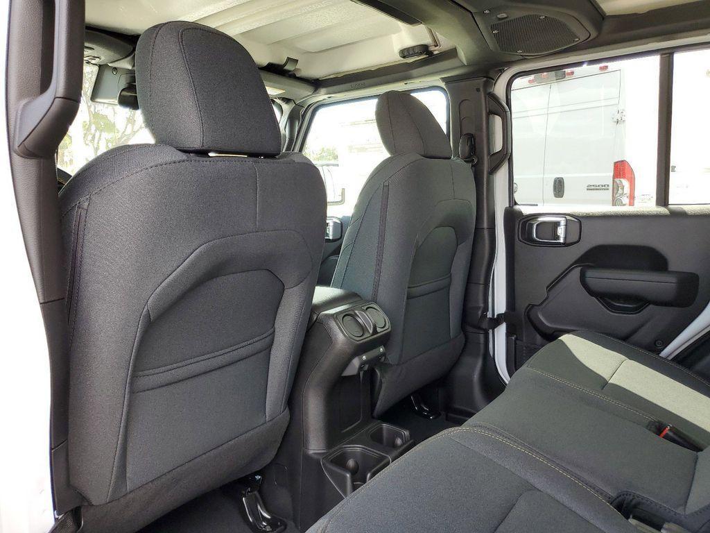 new 2025 Jeep Gladiator car, priced at $37,578