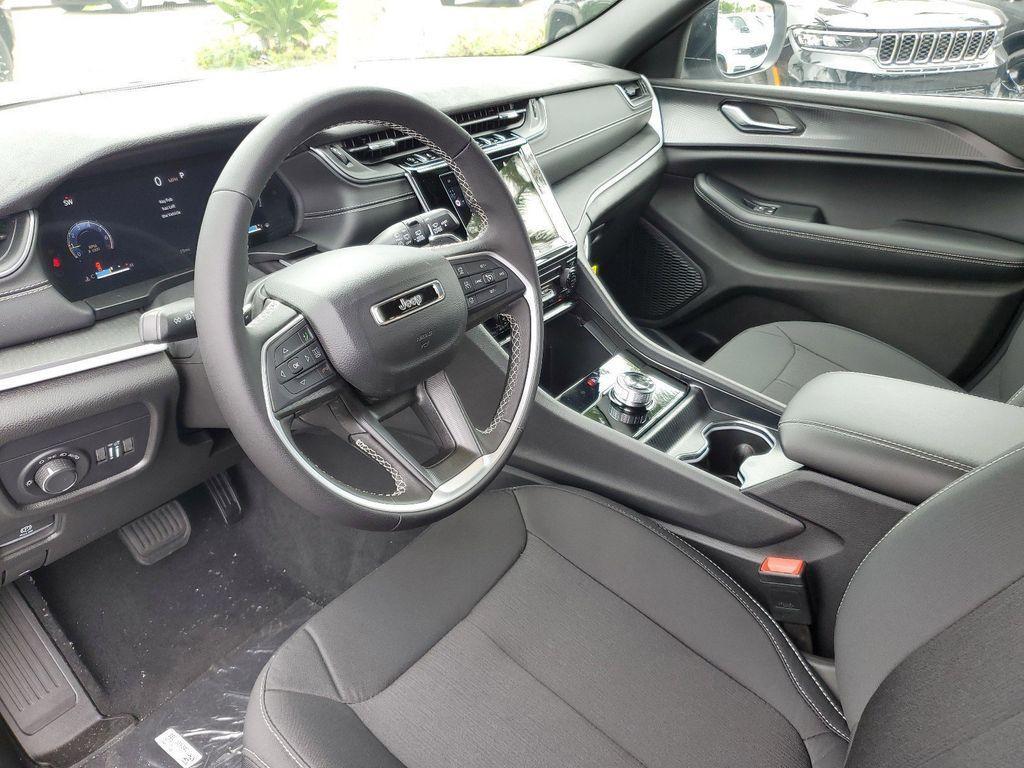 new 2025 Jeep Grand Cherokee car, priced at $31,250