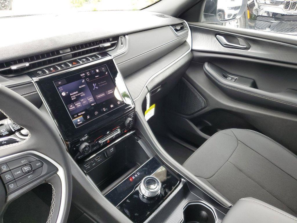 new 2025 Jeep Grand Cherokee car, priced at $31,250