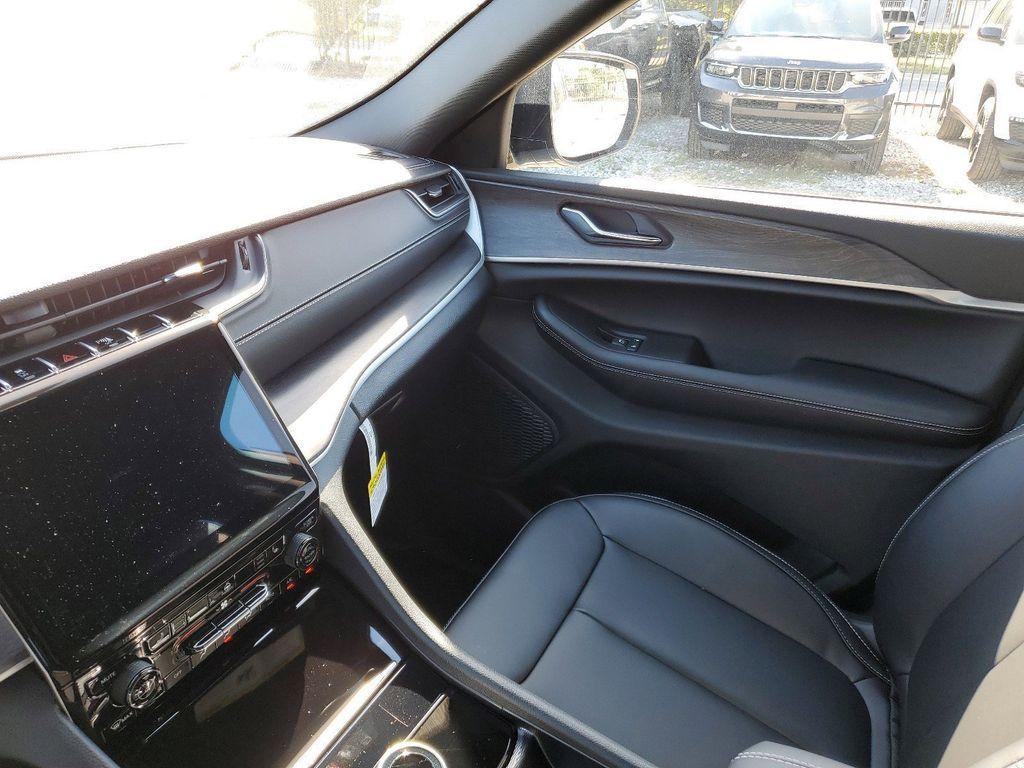 new 2025 Jeep Grand Cherokee car, priced at $38,995