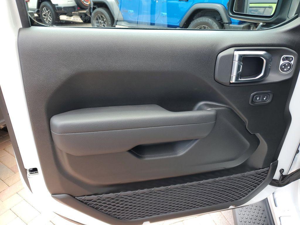 new 2025 Jeep Wrangler car, priced at $41,076