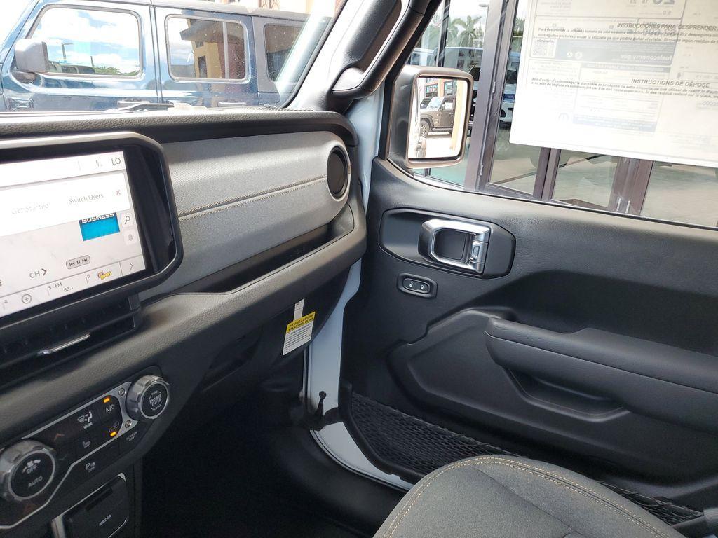 new 2025 Jeep Wrangler car, priced at $41,076