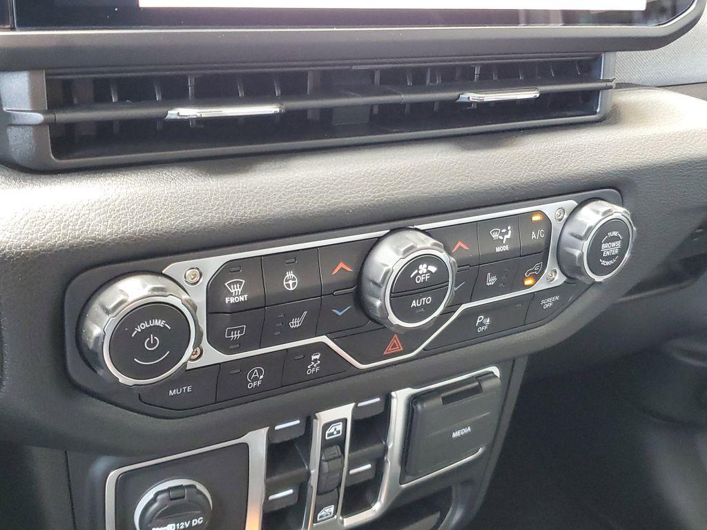 new 2025 Jeep Wrangler car, priced at $41,076