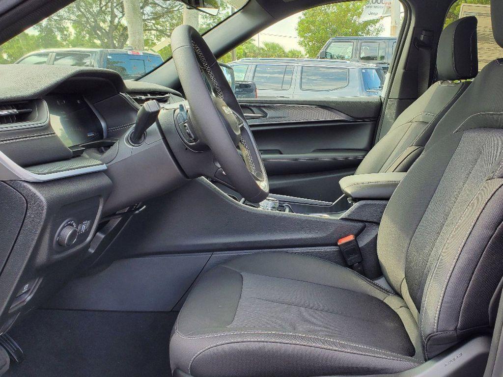 new 2025 Jeep Grand Cherokee car, priced at $30,995