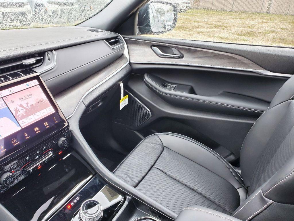 new 2025 Jeep Grand Cherokee car, priced at $47,685