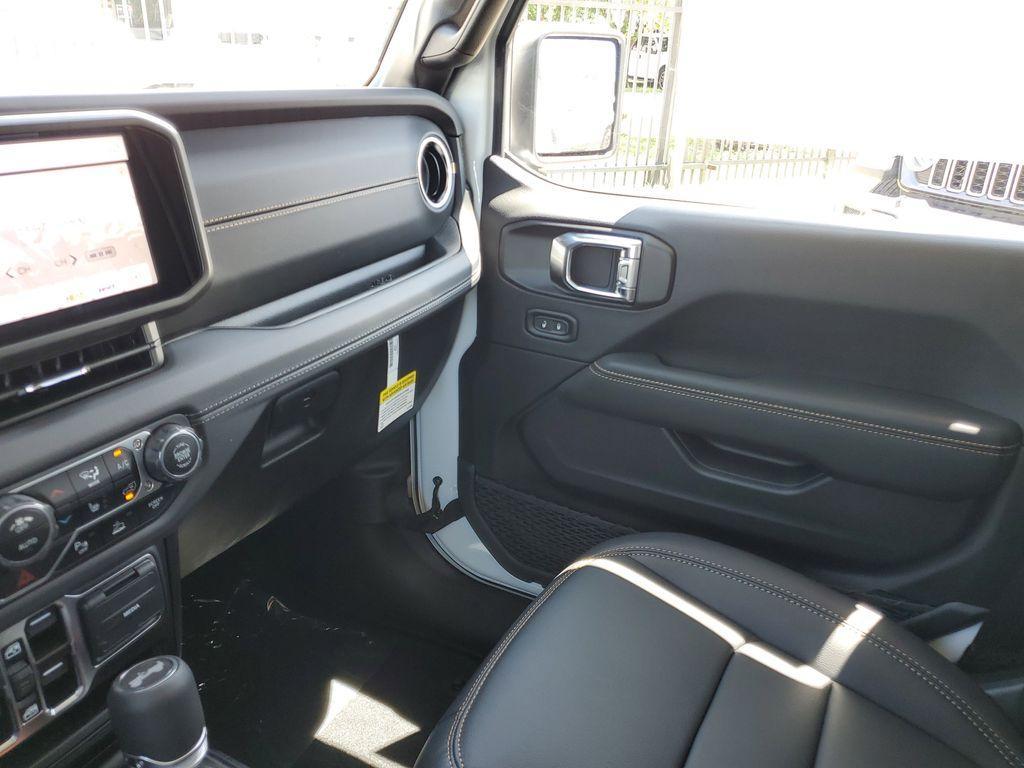 new 2025 Jeep Wrangler car, priced at $45,632