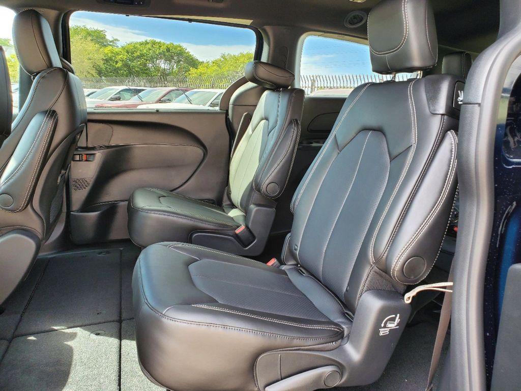 new 2025 Chrysler Pacifica car, priced at $39,925