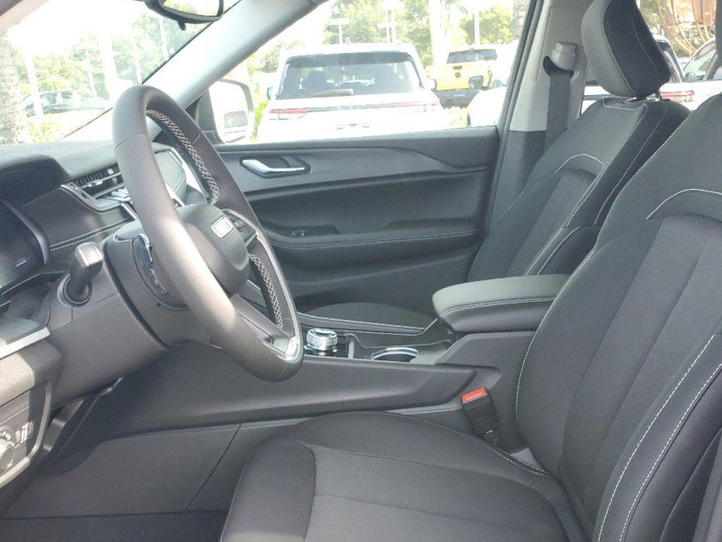 new 2025 Jeep Grand Cherokee car, priced at $31,625