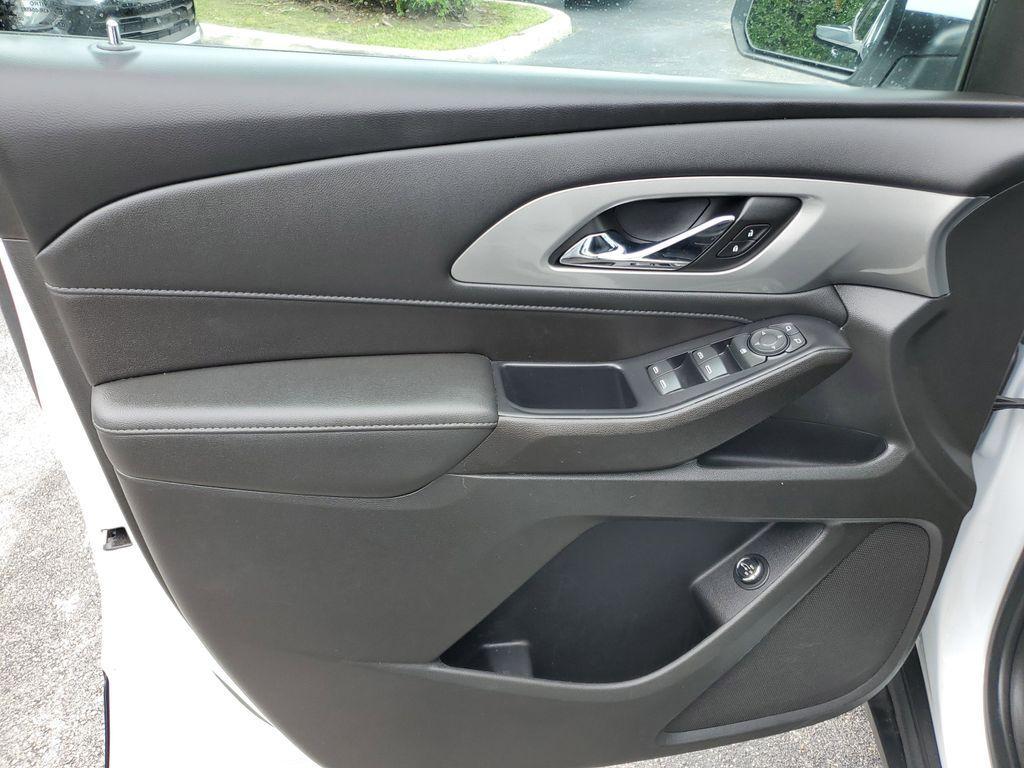 used 2022 Chevrolet Traverse car, priced at $23,490