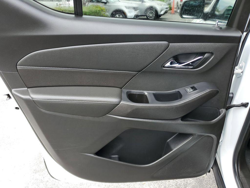 used 2022 Chevrolet Traverse car, priced at $23,490