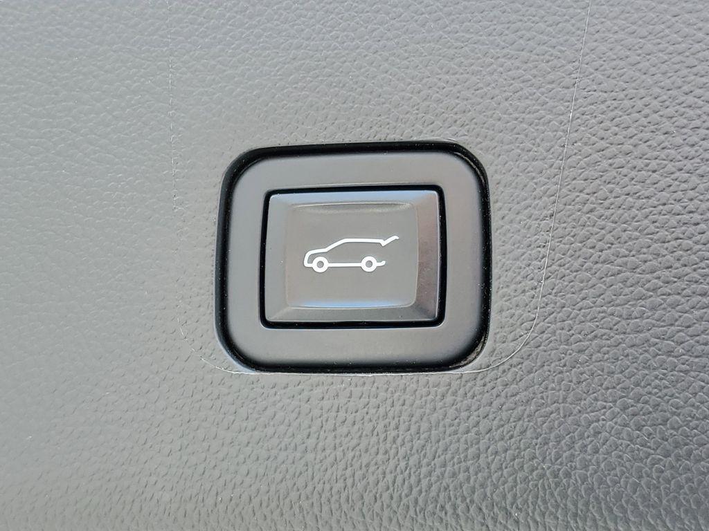 used 2023 Chevrolet Traverse car, priced at $27,990