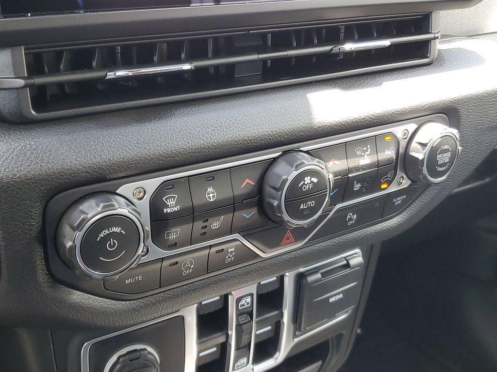 new 2025 Jeep Wrangler car, priced at $41,671