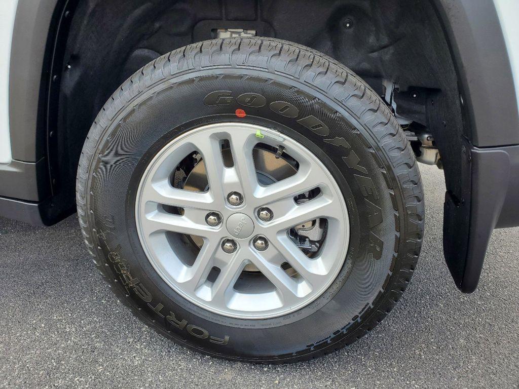 new 2025 Jeep Grand Cherokee car, priced at $30,825