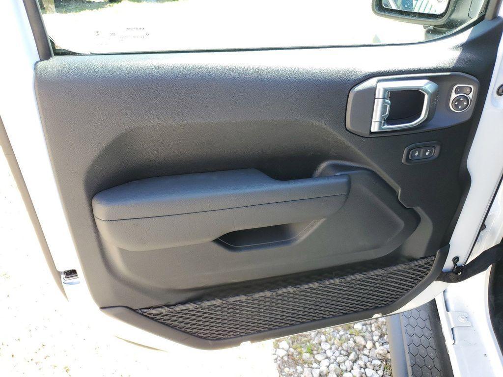 new 2025 Jeep Wrangler car, priced at $41,040