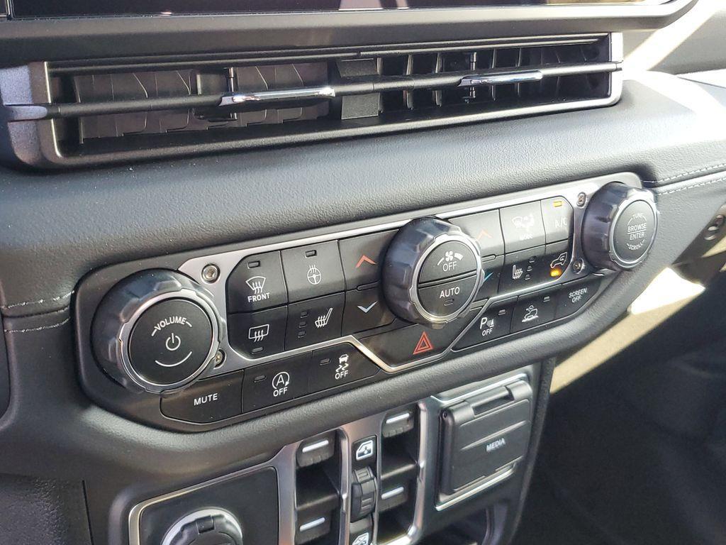 new 2025 Jeep Wrangler car, priced at $46,572
