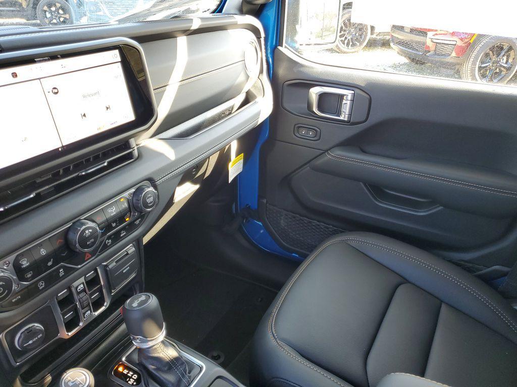 new 2025 Jeep Wrangler car, priced at $46,572