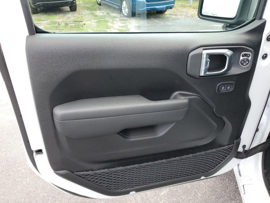new 2025 Jeep Wrangler car, priced at $40,247