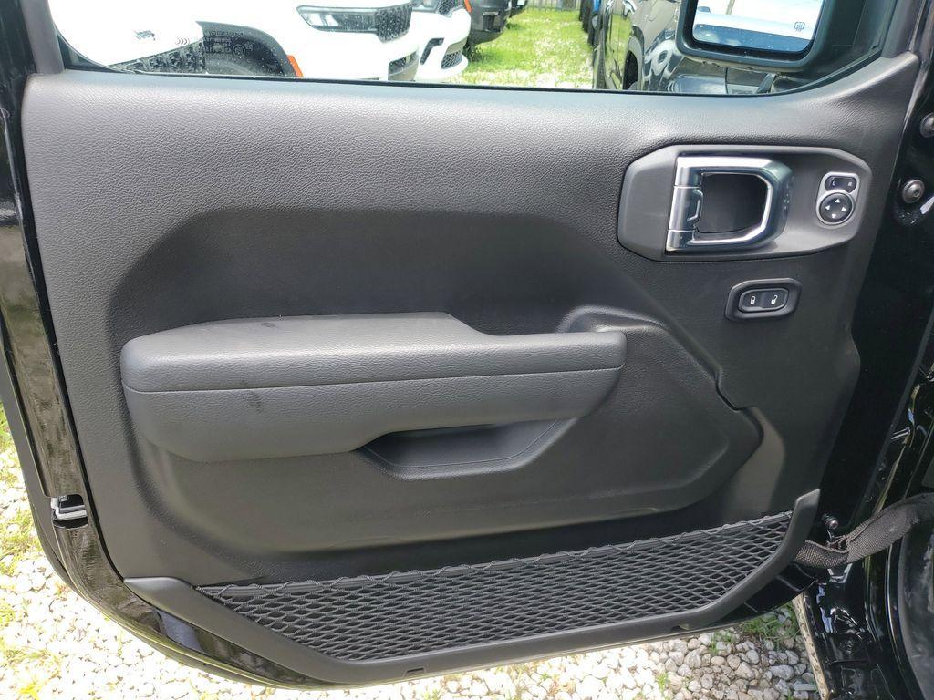 new 2025 Jeep Wrangler car, priced at $40,076