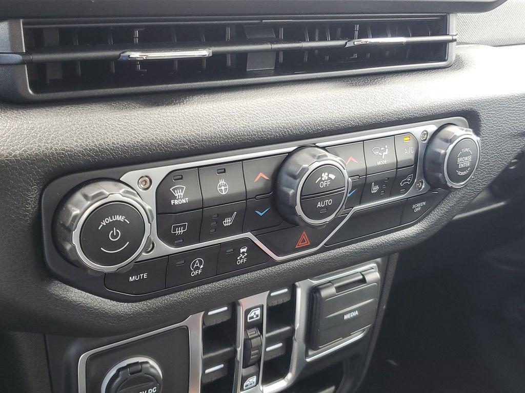 new 2025 Jeep Wrangler car, priced at $40,076