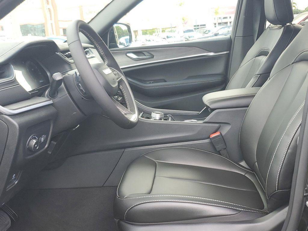 new 2025 Jeep Grand Cherokee car, priced at $43,910