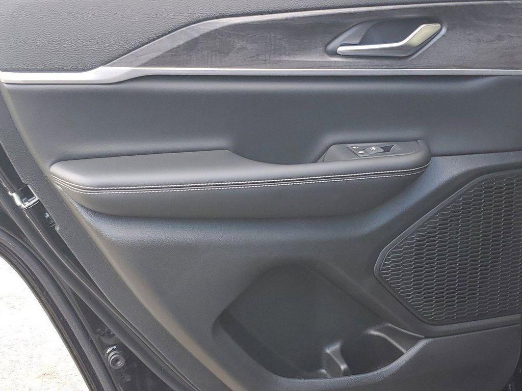 new 2025 Jeep Grand Cherokee car, priced at $43,910
