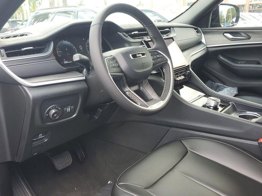 new 2025 Jeep Grand Cherokee car, priced at $43,910