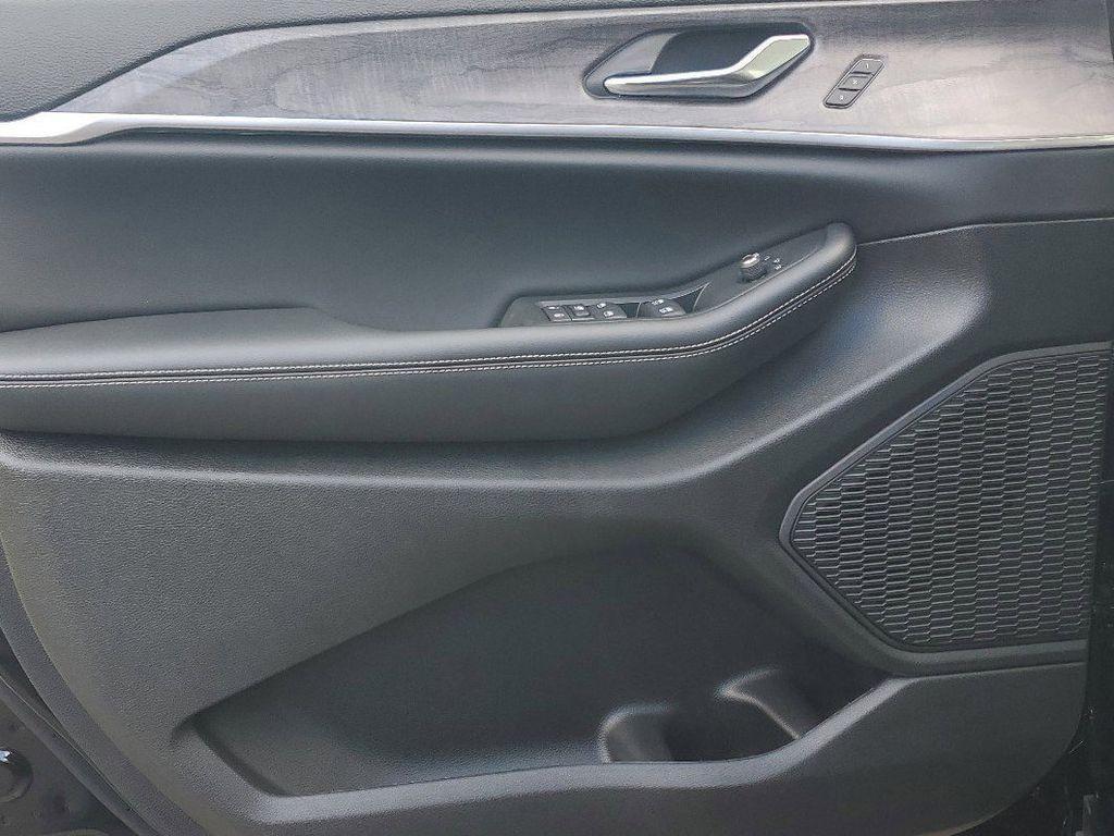 new 2025 Jeep Grand Cherokee car, priced at $45,180