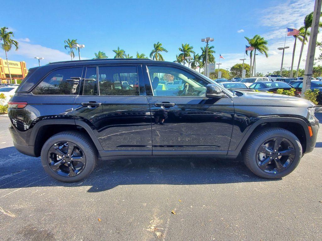 new 2025 Jeep Grand Cherokee car, priced at $40,990